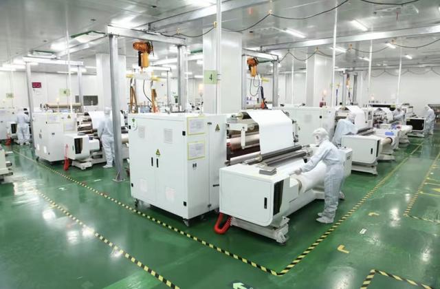 全球最大干法隔膜生產(chǎn)基地24小時(shí)連軸生產(chǎn),"停產(chǎn)一天都是要違約的"