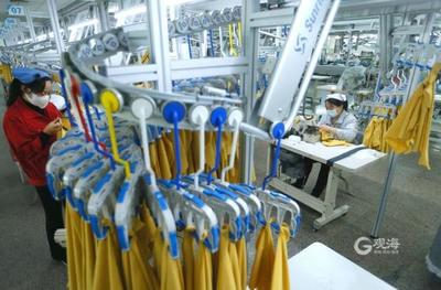 即墨服裝企業(yè)生產(chǎn)線實(shí)拍:海外市場(chǎng)"爆單" 工廠加班趕制